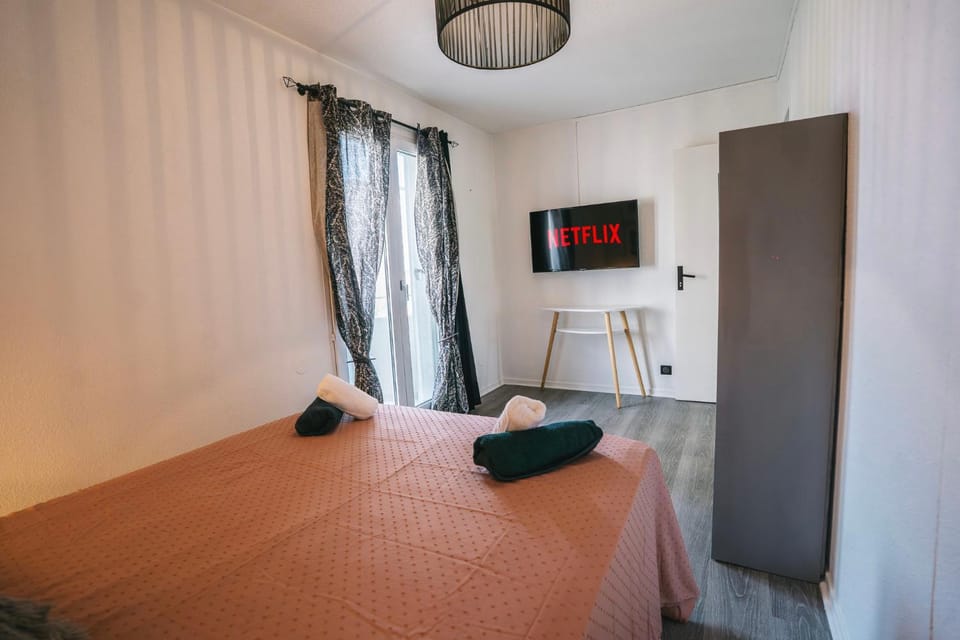 Photo of the whole room, Bedroom
