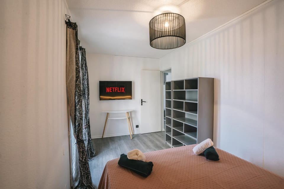Bed, TV and multimedia, Photo of the whole room, Bedroom, wardrobe