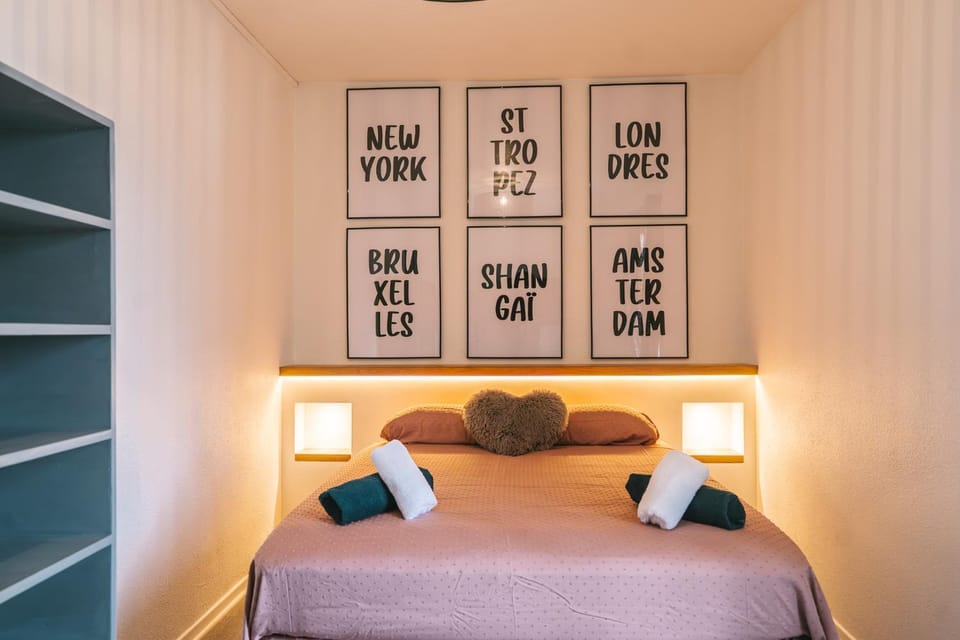 Bed, Photo of the whole room, Bedroom
