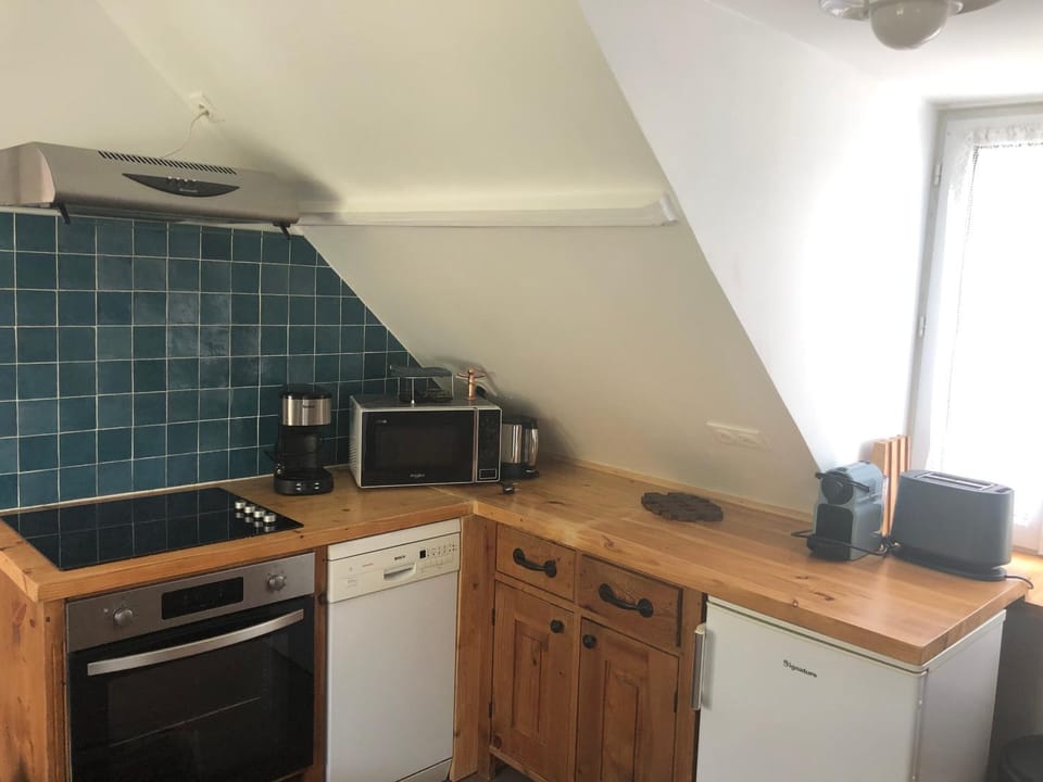 Coffee/tea facilities, microwave, oven, kitchen