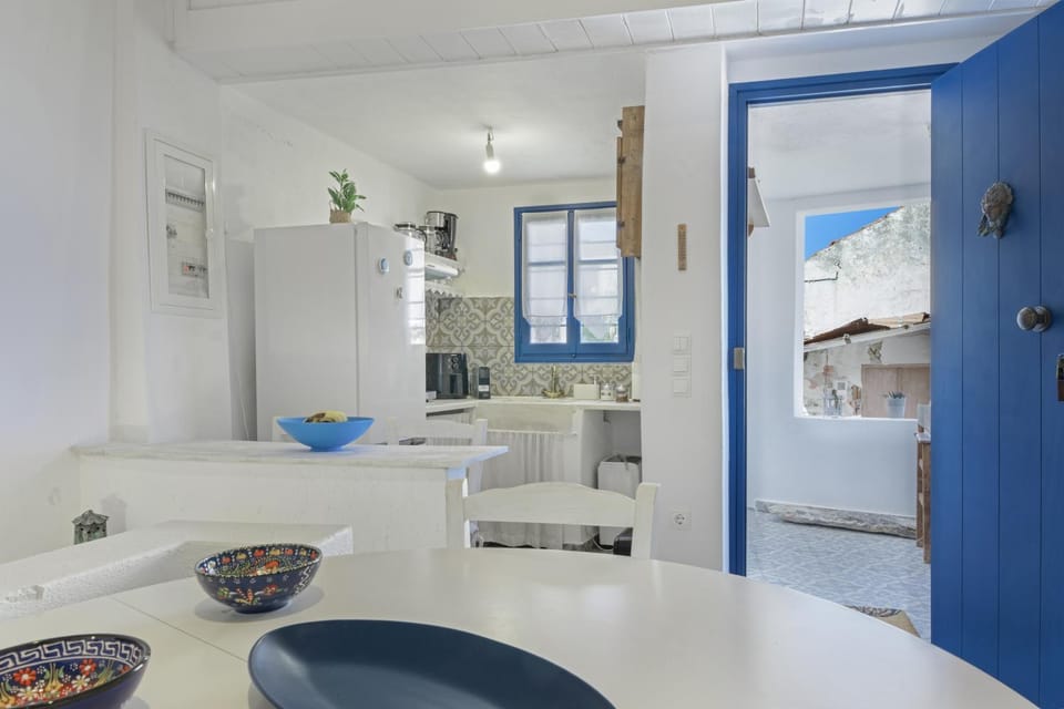 Property building, Kitchen or kitchenette, Living room