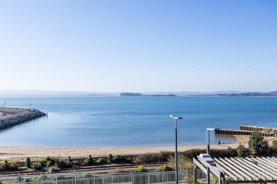 Island's Edge- Moments from Hamworthy Beach and Park Apartment in Poole