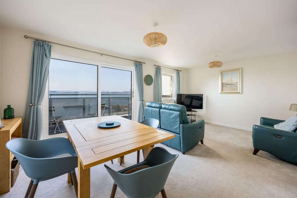 Island's Edge- Moments from Hamworthy Beach and Park Apartment in Poole