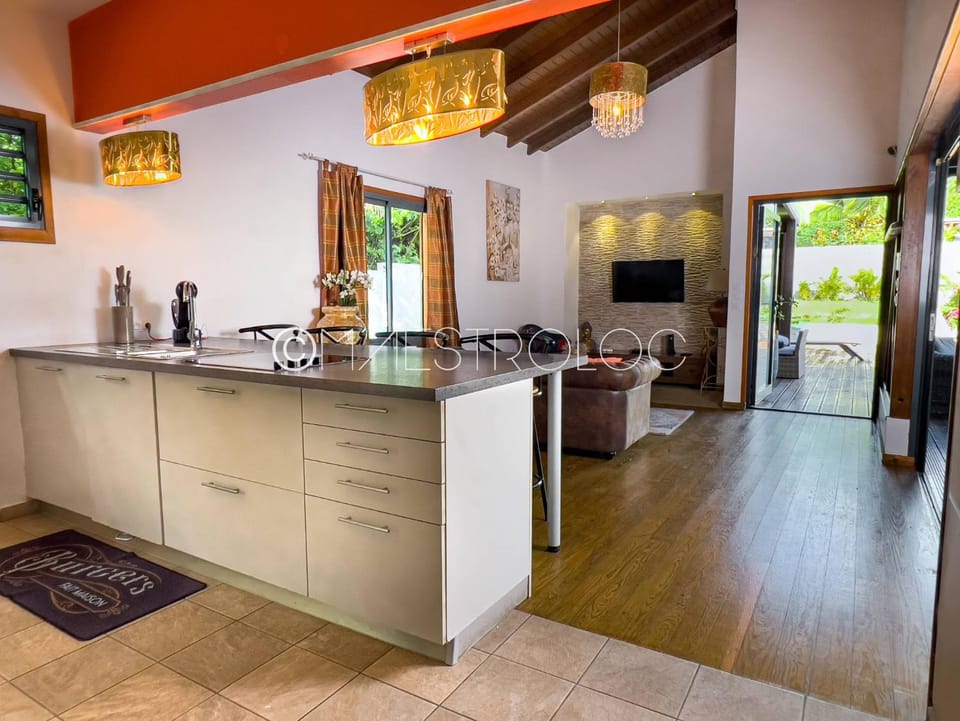 Kitchen or kitchenette, dishwasher, minibar, stove