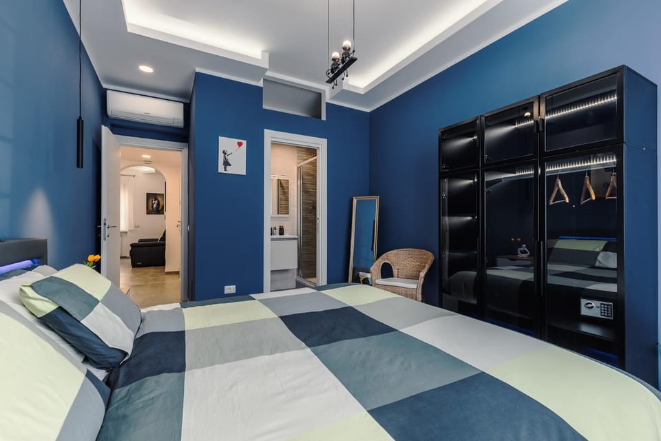 Photo of the whole room, Bedroom, wardrobe, air conditioner