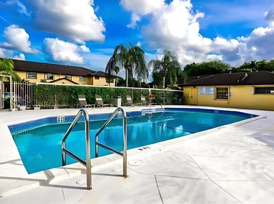 Property building, Swimming pool, sunbed