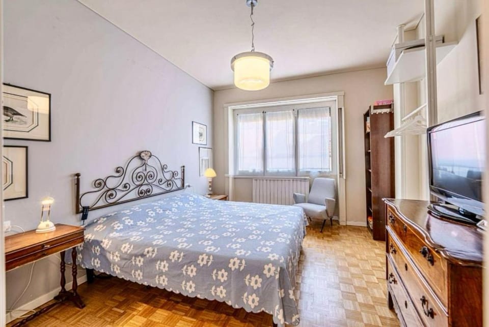 Bed, TV and multimedia, Bedroom