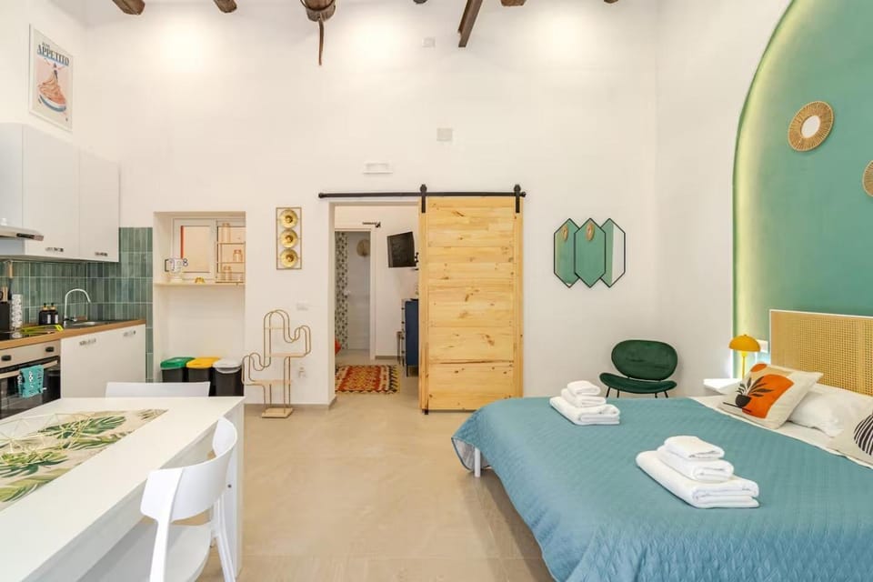 Bed, Kitchen or kitchenette, Bedroom