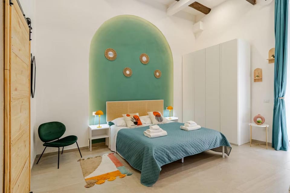 Bed, Photo of the whole room, Dining area, towels