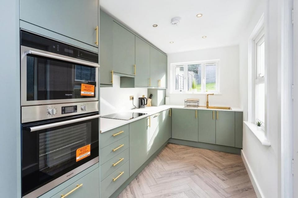 Kitchen or kitchenette, dishwasher, oven, toaster