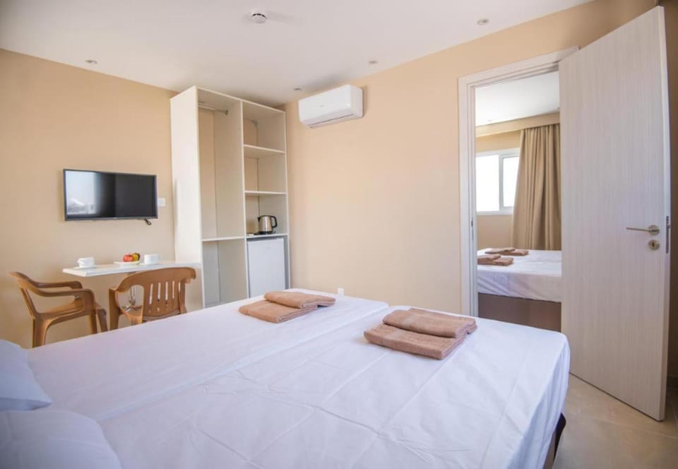 Bed, TV and multimedia, Dining area, towels, wardrobe, air conditioner