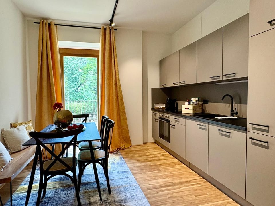 Coffee/tea facilities, Kitchen or kitchenette, Dining area, dishwasher, oven, stove, toaster