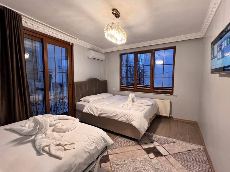 Bed, TV and multimedia, Photo of the whole room, Bedroom