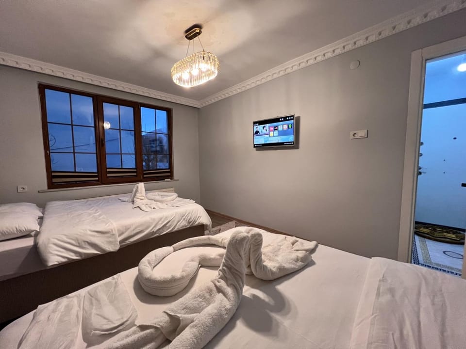 Bed, TV and multimedia, Photo of the whole room, Bedroom