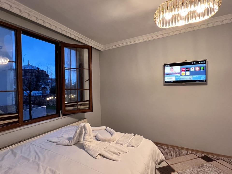 Bed, TV and multimedia, Bedroom