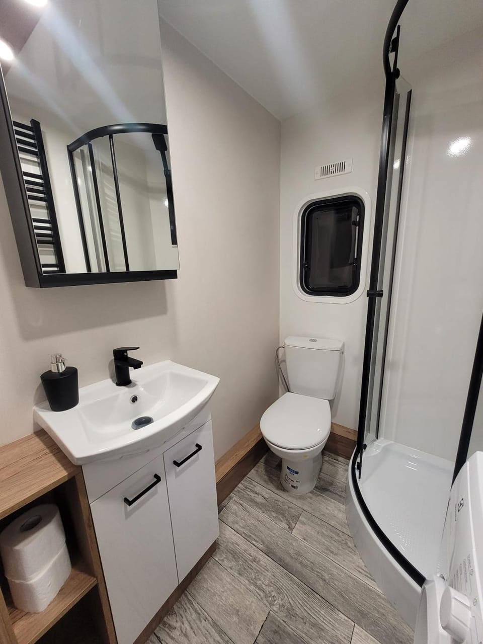 Shower, Toilet, towels