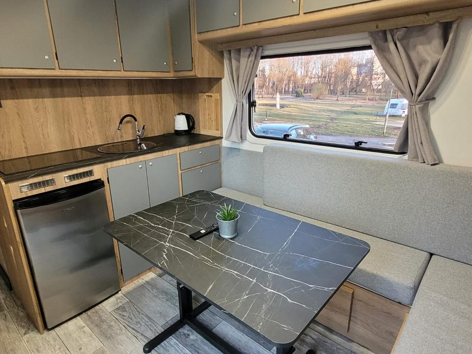Coffee/tea facilities, Kitchen or kitchenette, Dining area, oven, stove