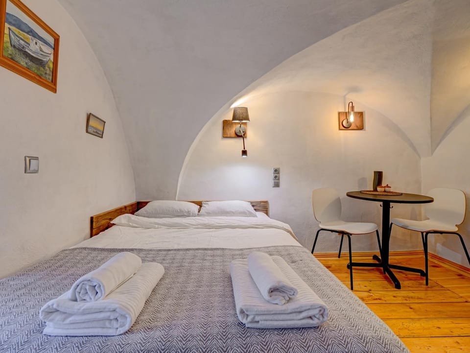 Bed, Bedroom, towels