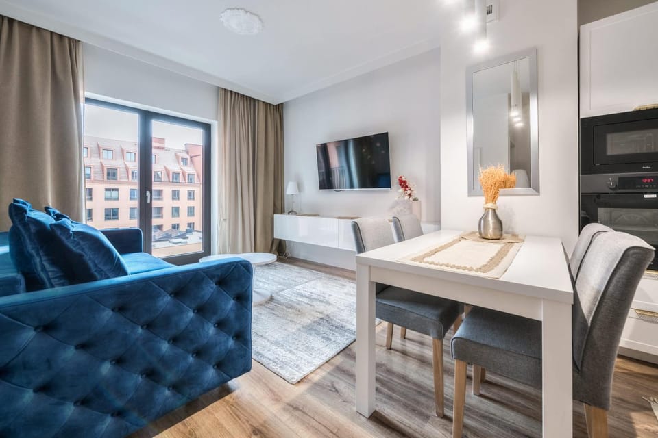Bed, TV and multimedia, Living room, Photo of the whole room, Seating area, Dining area