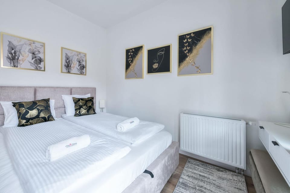 Bed, Bedroom, towels