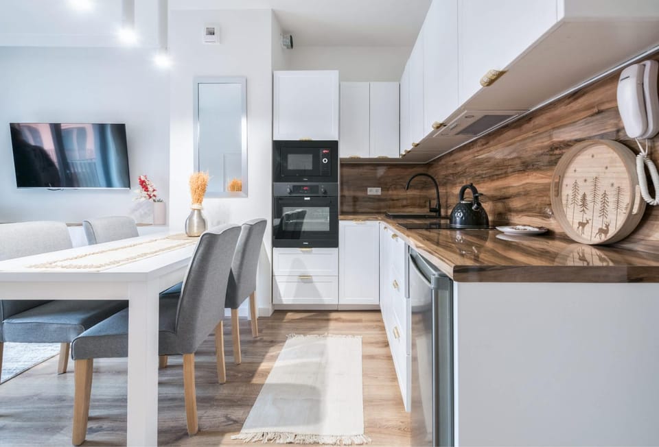 Kitchen or kitchenette, Dining area, dishwasher, oven