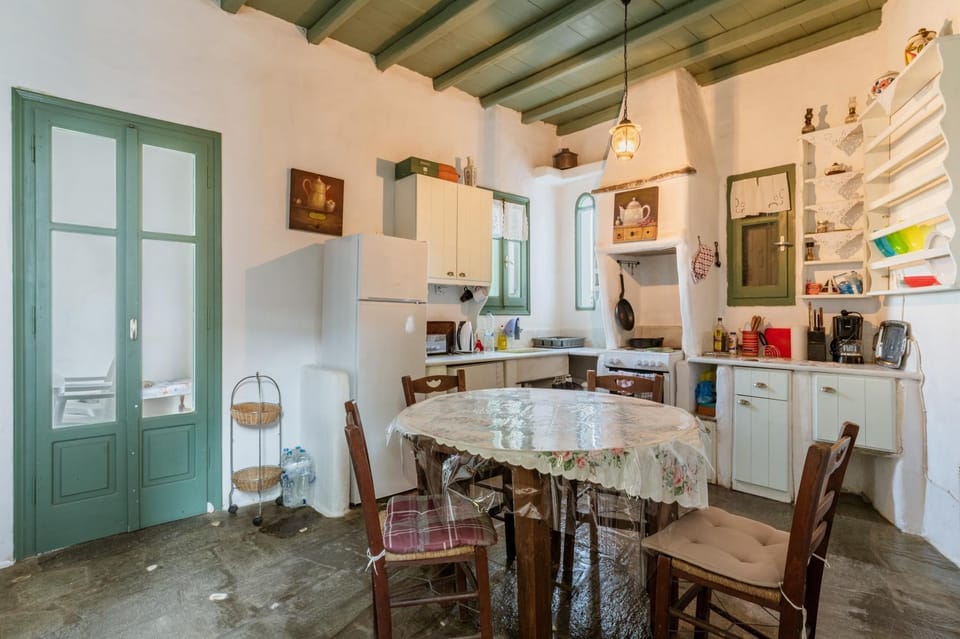 Property building, Kitchen or kitchenette, Living room