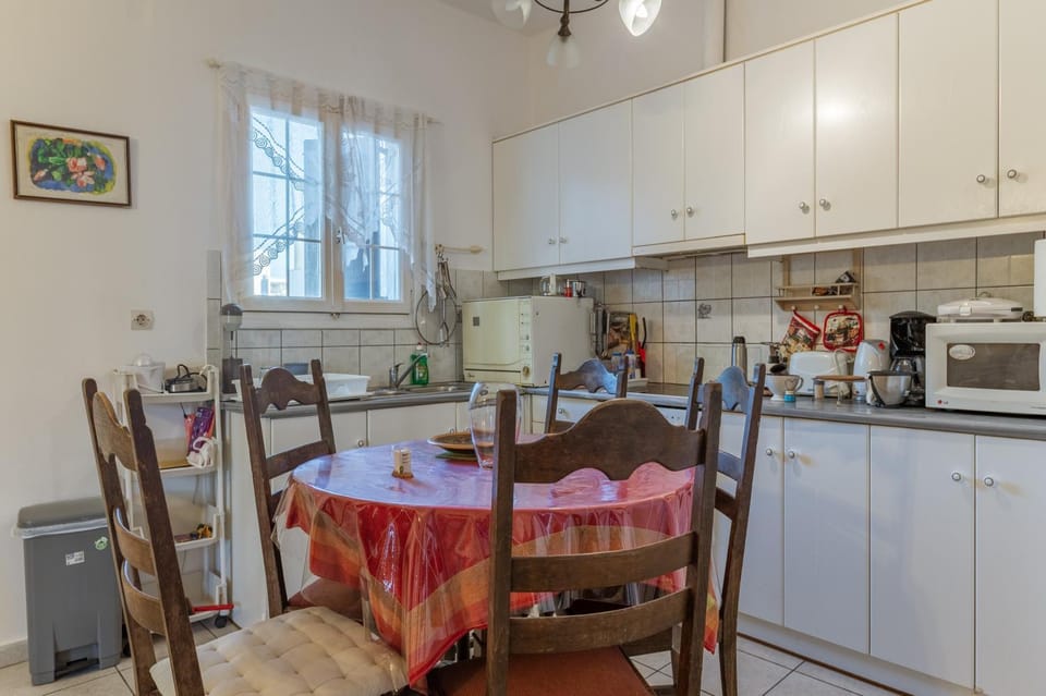 Property building, Kitchen or kitchenette, Living room