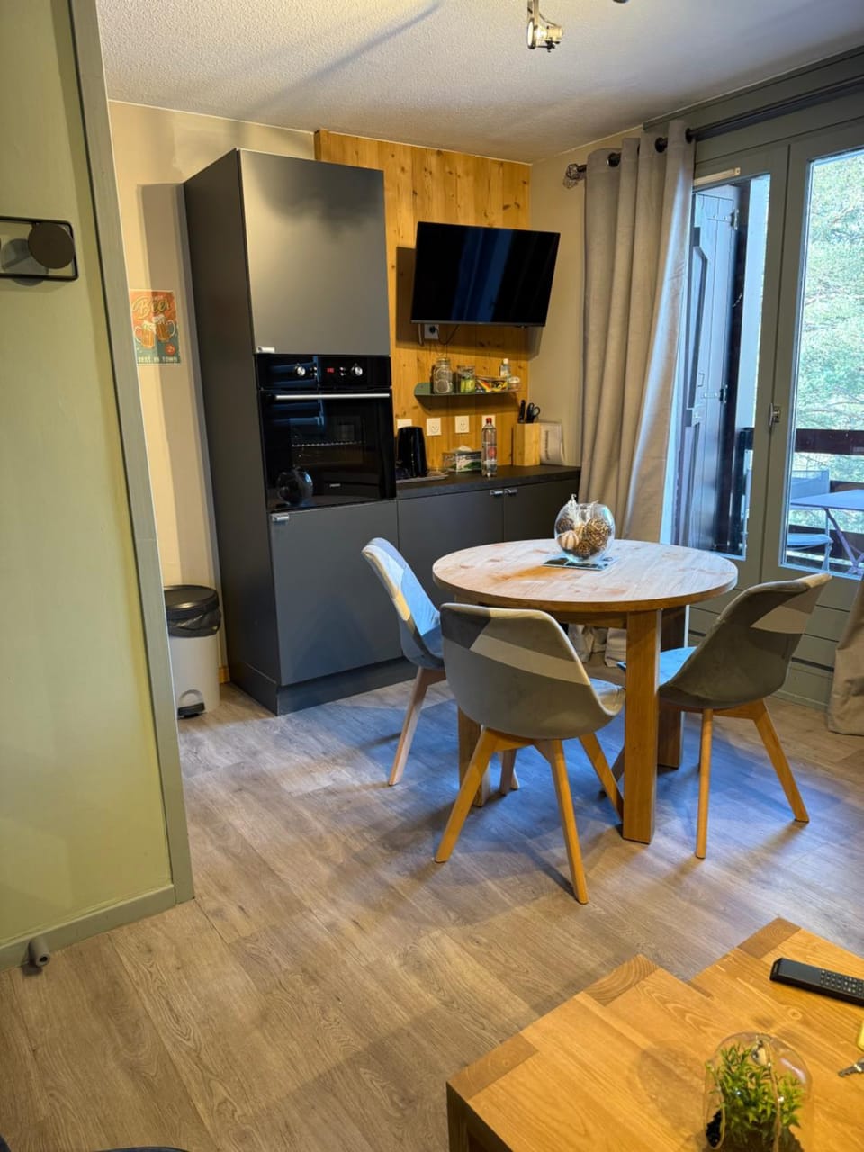 TV and multimedia, Kitchen or kitchenette, Dining area, oven, stove
