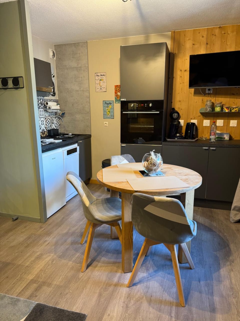 TV and multimedia, Coffee/tea facilities, Kitchen or kitchenette, Dining area, dishwasher, oven
