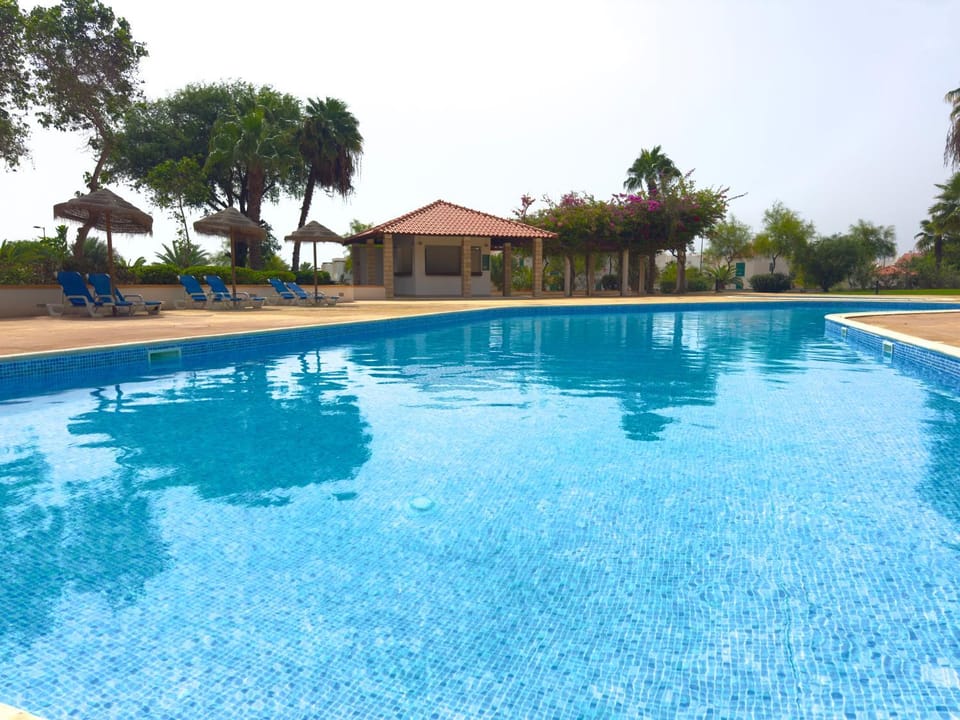 Property building, Day, Pool view, Swimming pool, Swimming pool, sunbed