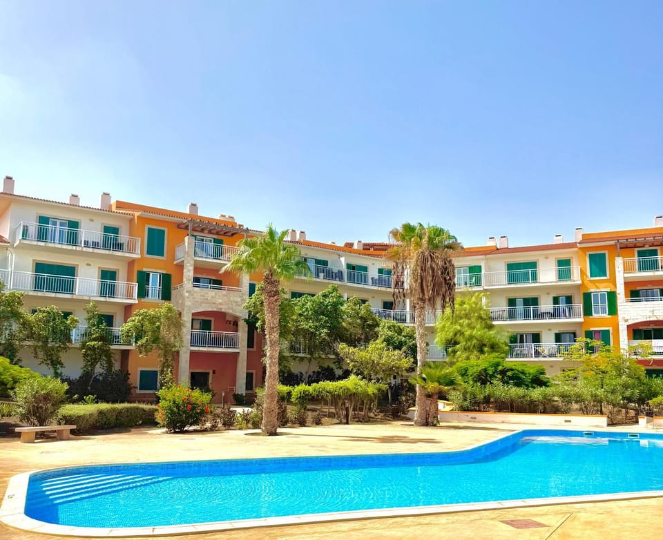 Property building, Day, Pool view, Swimming pool, Swimming pool, sunbed