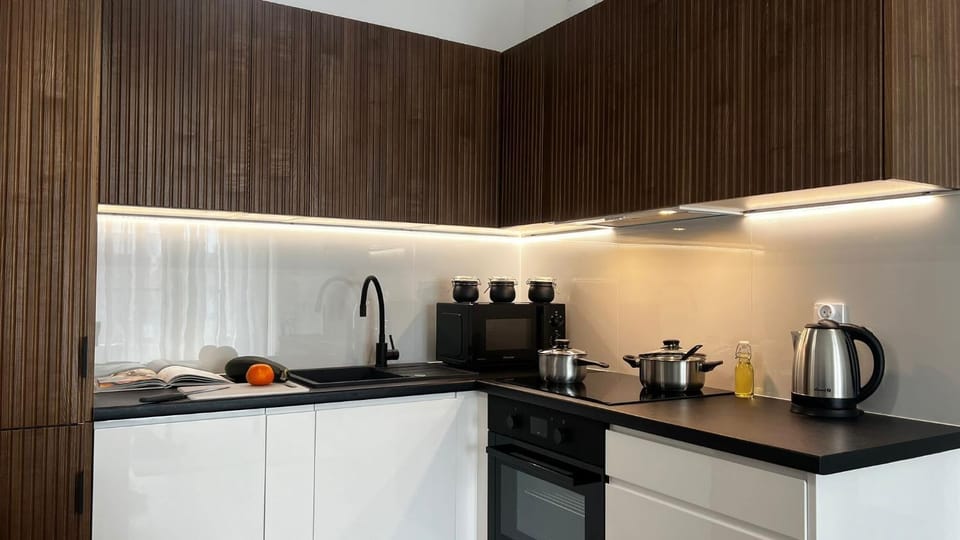 Coffee/tea facilities, Kitchen or kitchenette, stove