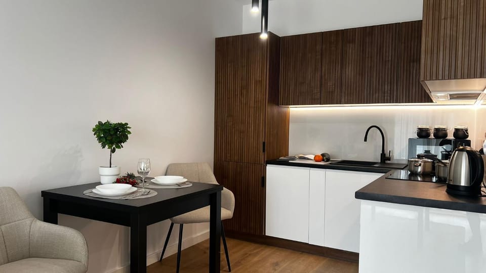 Coffee/tea facilities, Kitchen or kitchenette, Dining area, stove