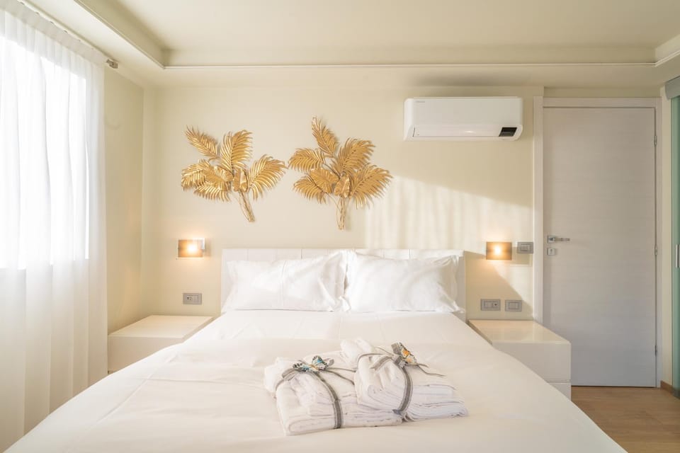 Bed, Photo of the whole room, Bedroom, air conditioner