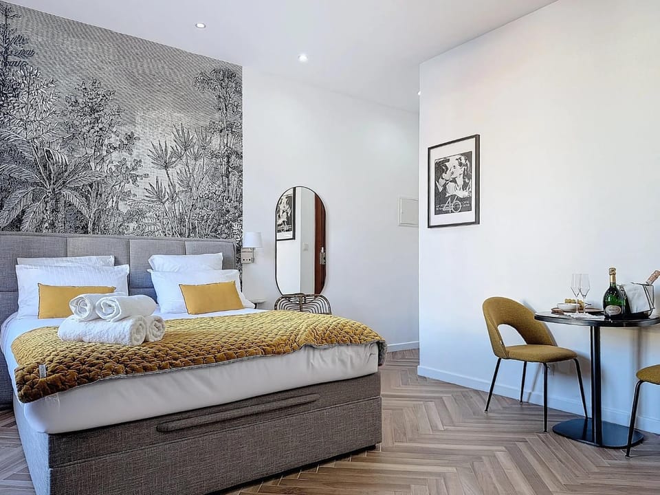 Bed, Living room, Photo of the whole room, Bedroom