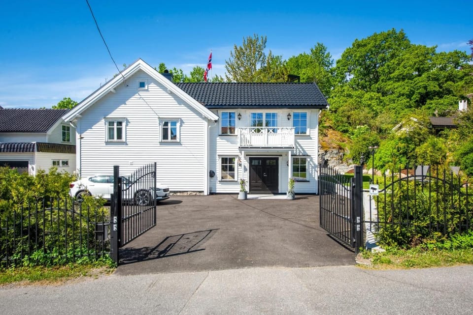 Property building, Day