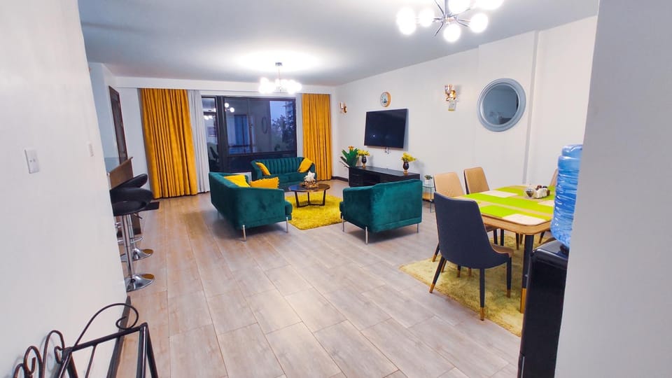 Communal lounge/ TV room, TV and multimedia, Kitchen or kitchenette, Living room, Seating area, Dining area, Evening entertainment