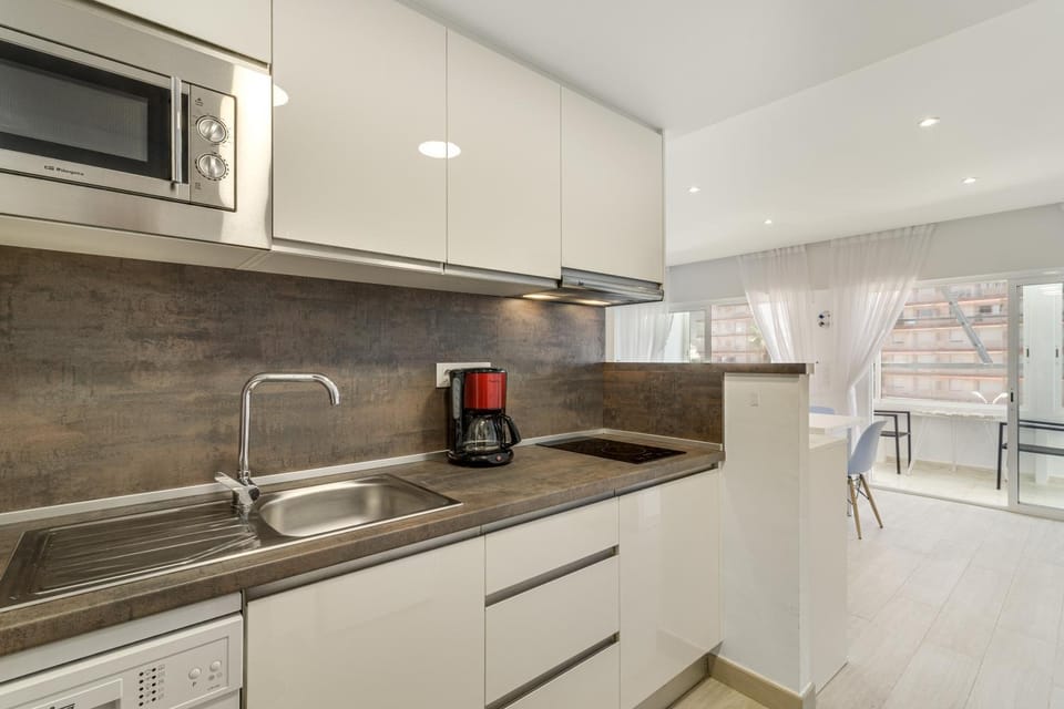 Kitchen or kitchenette, dishwasher, stove