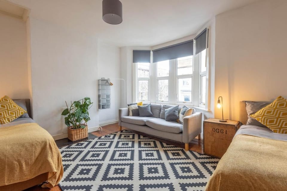 Large House, Garden, 3 Bedrooms House in Bristol