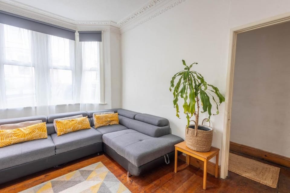 Large House, Garden, 3 Bedrooms House in Bristol