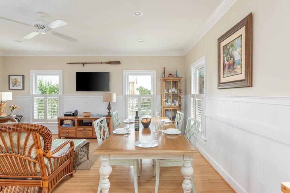Shipwatch Beach House - Ocean Views! Shared Pool! House in South Carolina