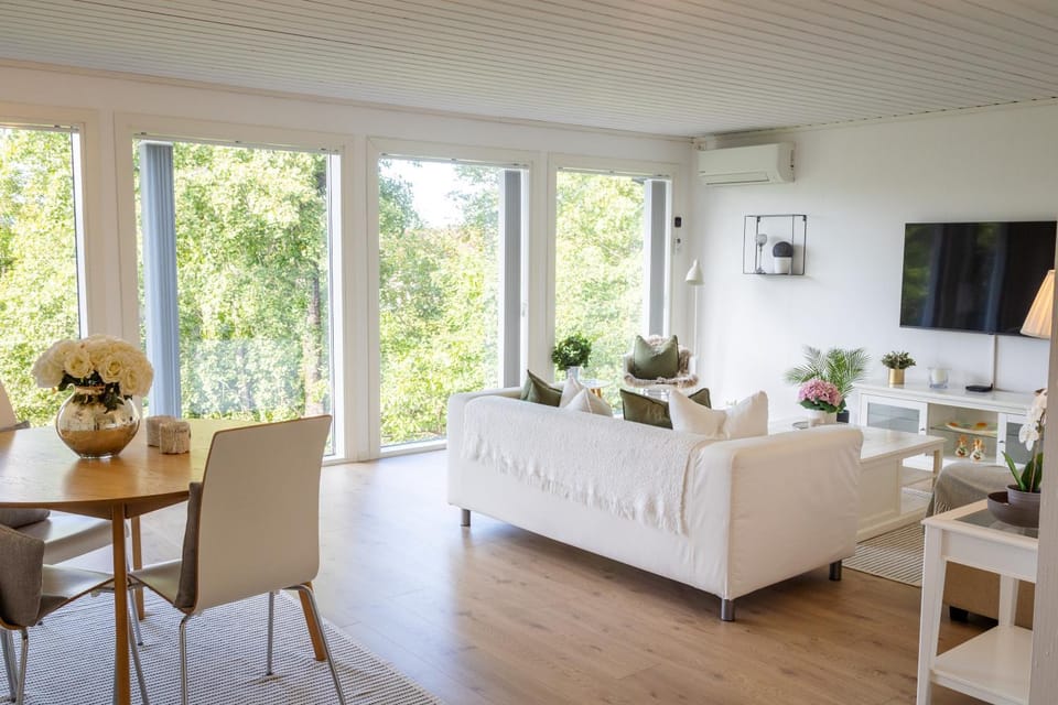 TV and multimedia, Living room, Seating area, Dining area, air conditioner