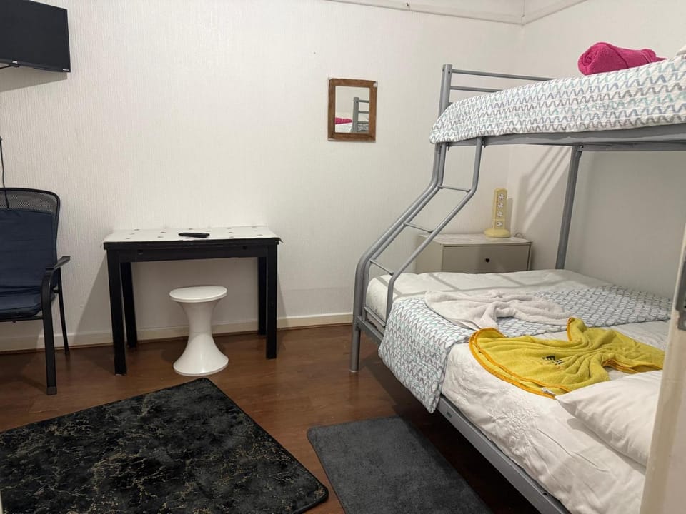 Bed, TV and multimedia, Photo of the whole room, Bedroom, bunk bed, towels