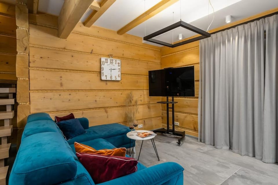 Communal lounge/ TV room, TV and multimedia, Living room, Seating area, Evening entertainment