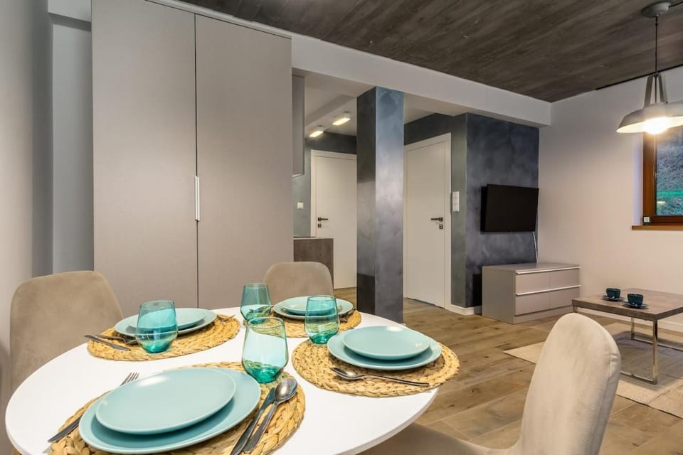 TV and multimedia, Living room, Seating area, Dining area