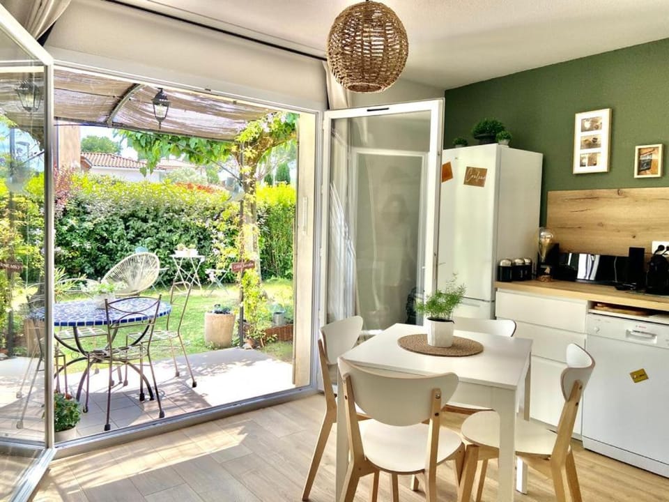 Dining area, Garden view