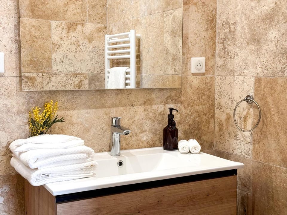 Bathroom, towels