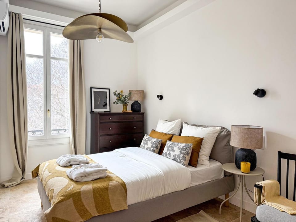 Bed, Photo of the whole room, Bedroom, towels