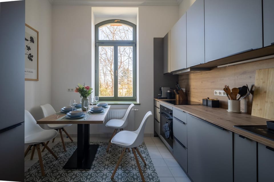 Kitchen or kitchenette, Dining area, stove
