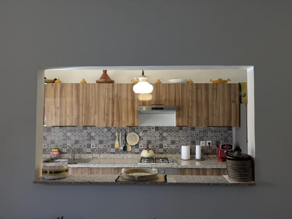 Kitchen or kitchenette, minibar